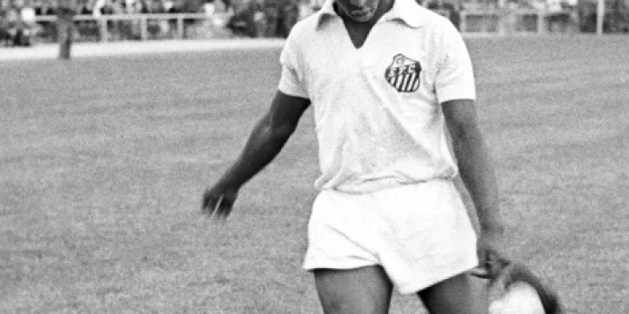 alt Un Santos en ruinas apela al aura del brasileño Pelé para volver a primera división